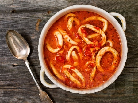 Задушени калмари с доматен сос и червено вино - снимка на рецептата